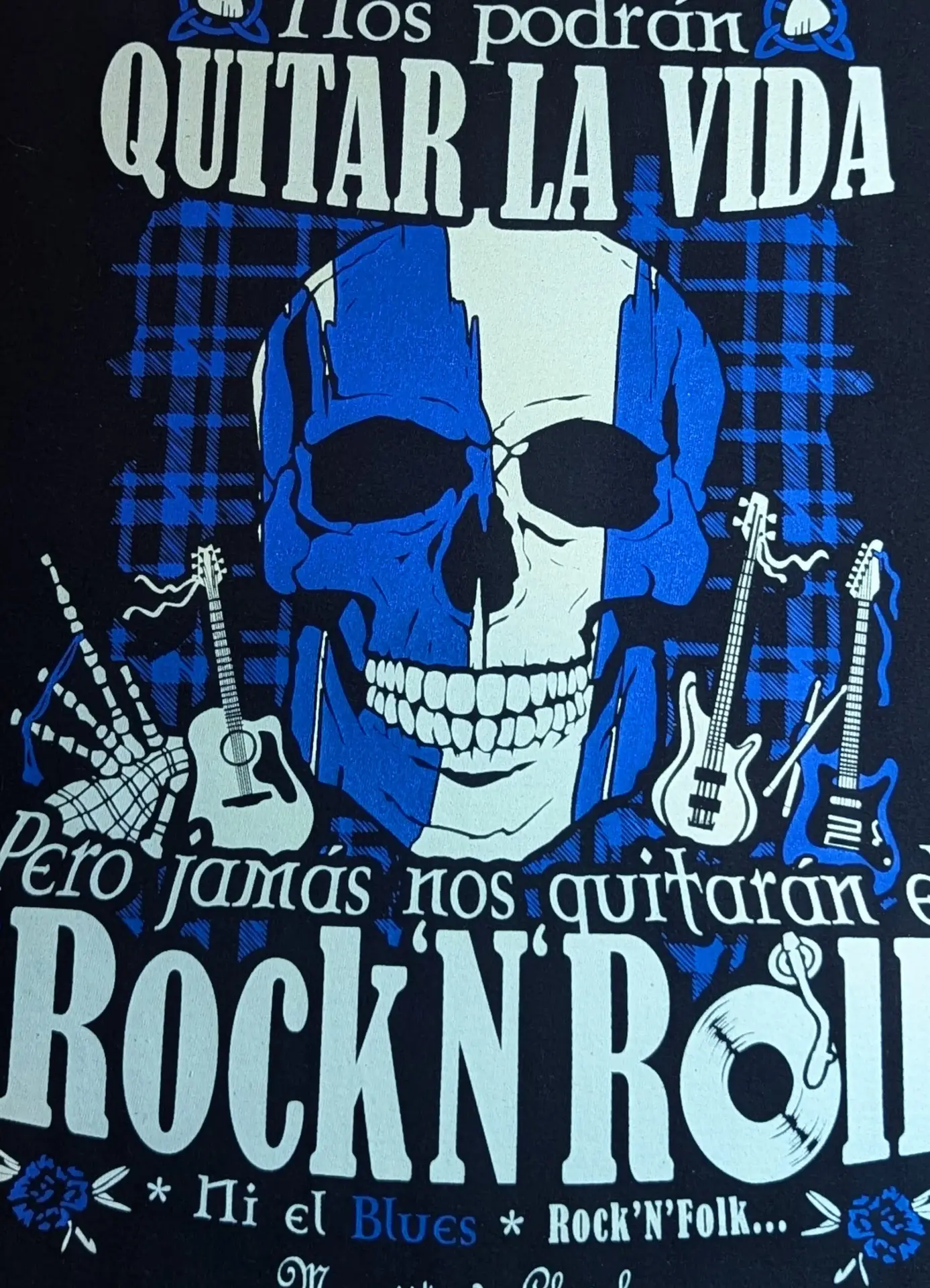 Camiseta Manojito de Claveles diseño Brave Rock&Roll Camiseta Manojito de Claveles diseño Brave Rock&Roll
