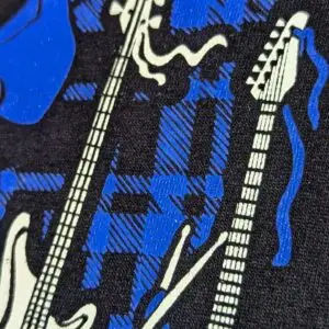 Camiseta Quitar la Vida · Detalle del estampado de Manojito de Claveles