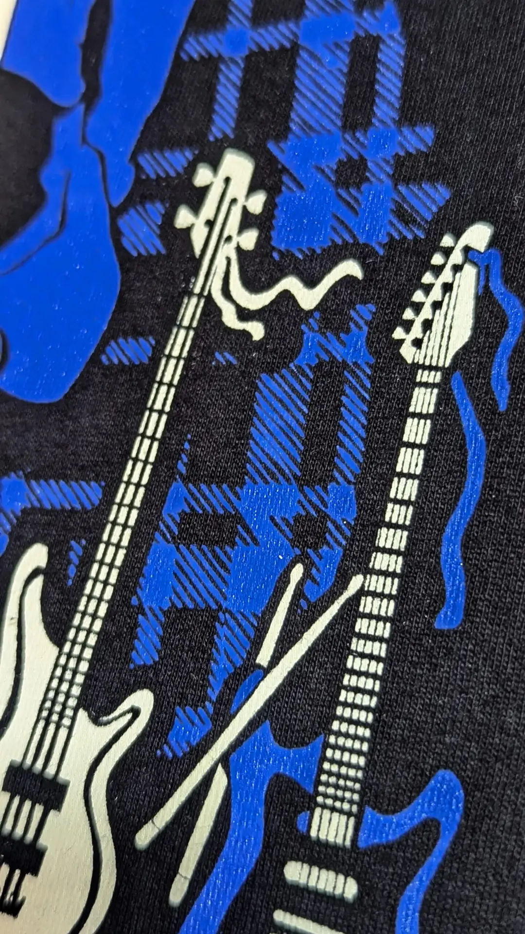 Camiseta Quitar la Vida · Detalle del estampado Camiseta Quitar la Vida · Detalle del estampado de Manojito de Claveles
