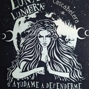 Camiseta Luna Lunera · Detalle del estampado de Manojito de Claveles
