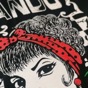 Camiseta La Fumadora · Detalle del pañuelo de Manojito de Claveles