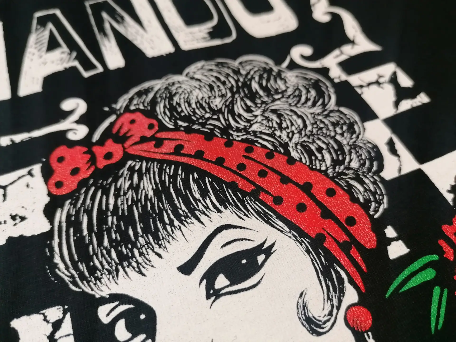 Camiseta La Fumadora · Detalle del pañuelo Camiseta La Fumadora · Detalle del pañuelo de Manojito de Claveles