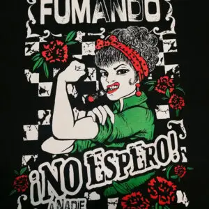 Camiseta La Fumadora · Vista del estampado renovado de Manojito de Claveles