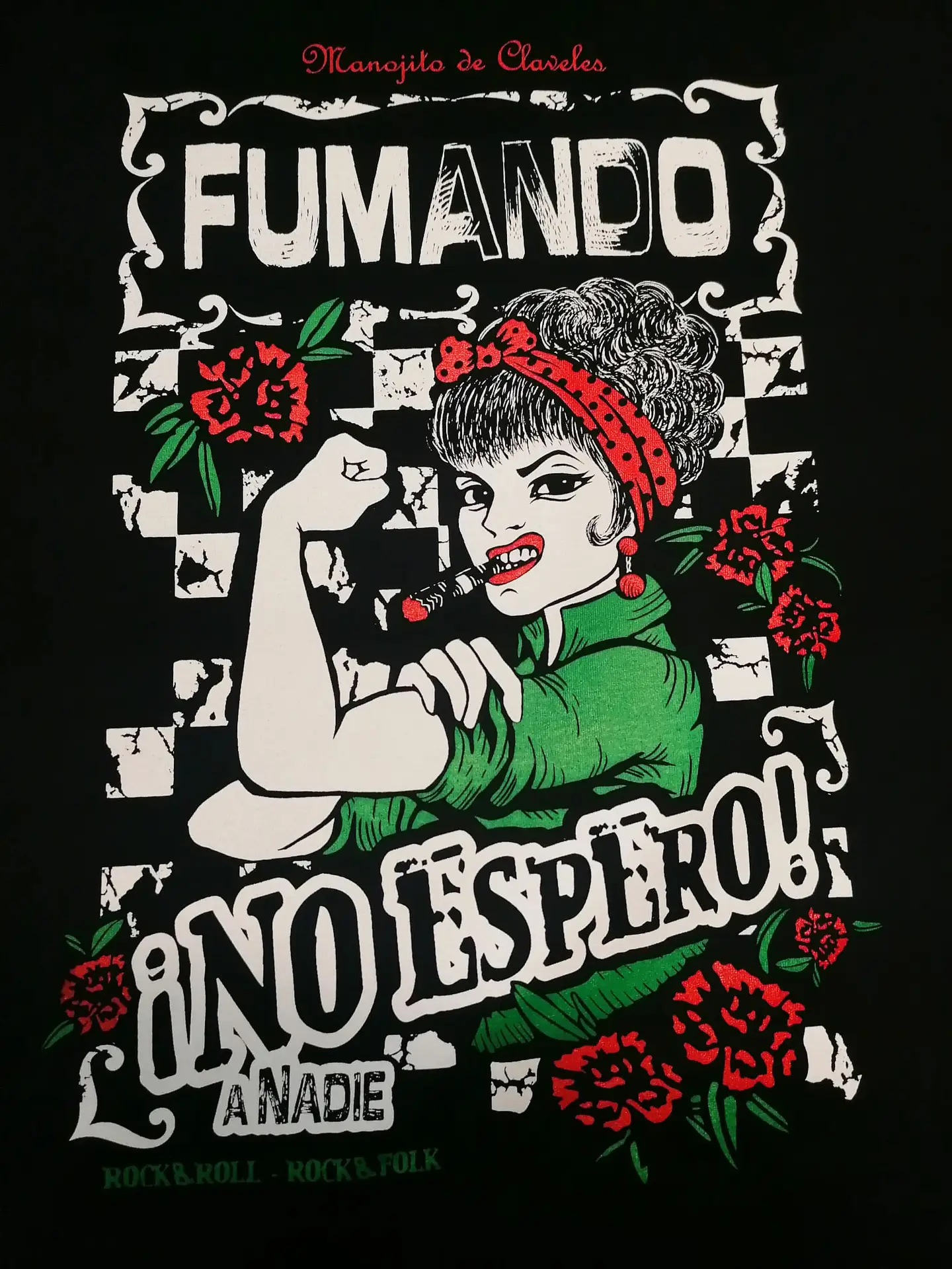 Camiseta La Fumadora · Vista del estampado renovado Camiseta La Fumadora · Vista del estampado renovado de Manojito de Claveles