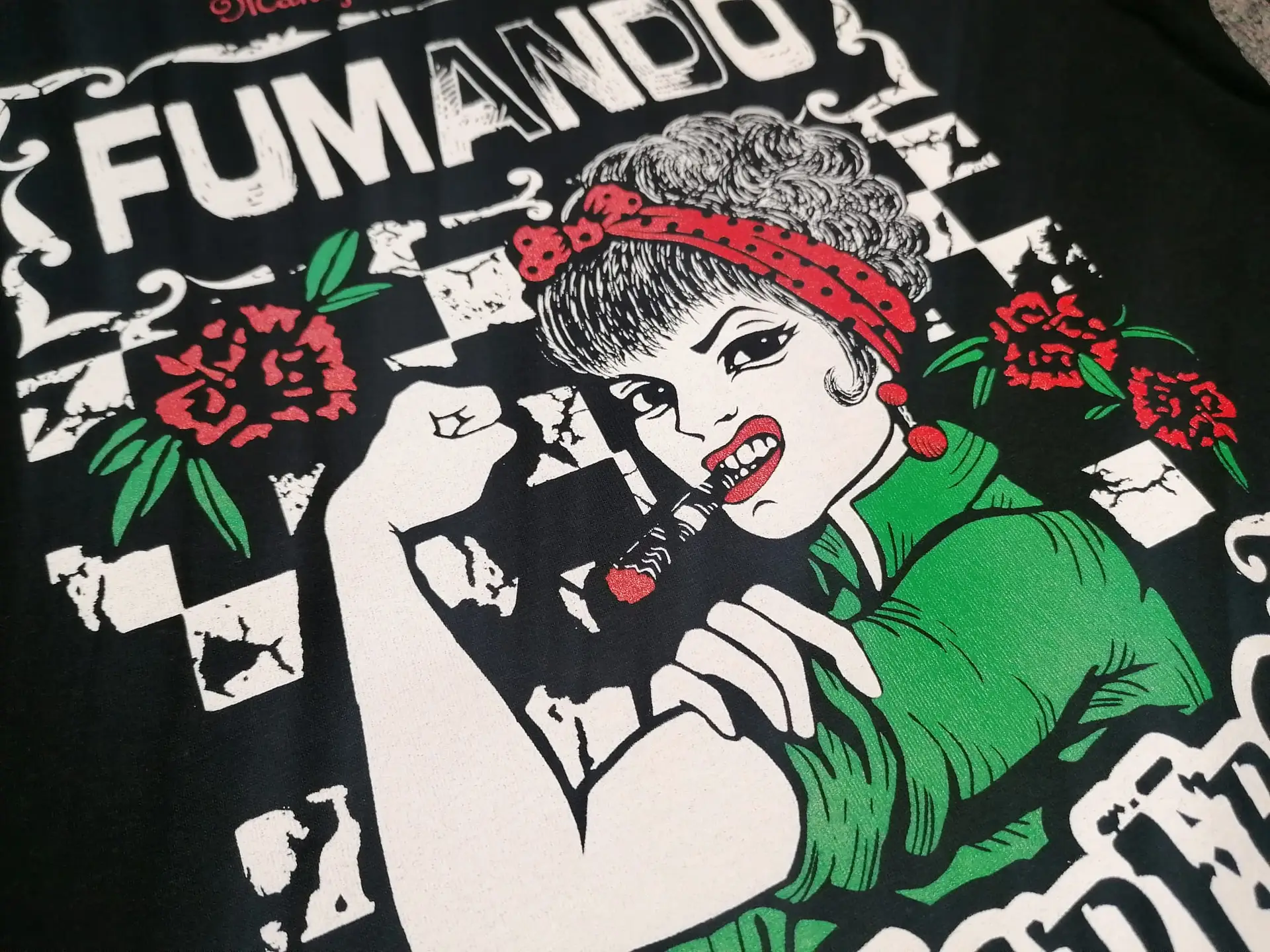Camiseta La Fumadora · Detalle del retrato Camiseta La Fumadora · Detalle del retrato de Manojito de Claveles