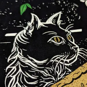 Camiseta Encrucijada · Detalle del gato