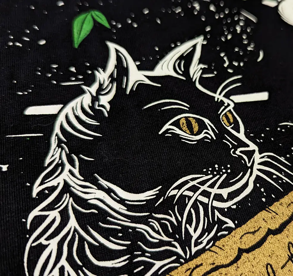Camiseta Encrucijada · Detalle del gato Camiseta Encrucijada · Detalle del gato