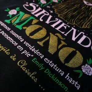 Camiseta Sirviendo Coño · Detalle del texto de Manojito de Claveles