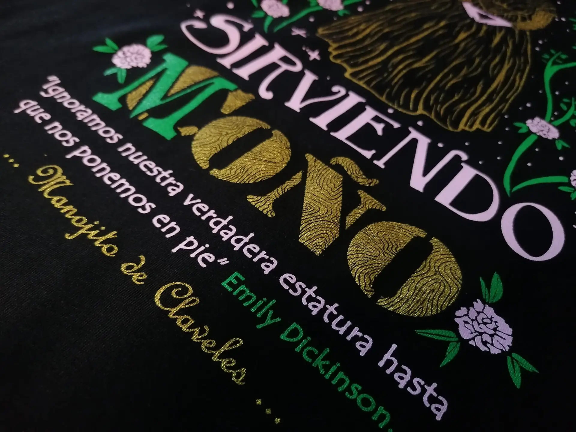 Camiseta Sirviendo Coño · Detalle del texto Camiseta Sirviendo Coño · Detalle del texto de Manojito de Claveles