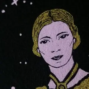 Camiseta Sirviendo Coño · Detalle del retrato de Emily Dickinson de Manojito de Claveles