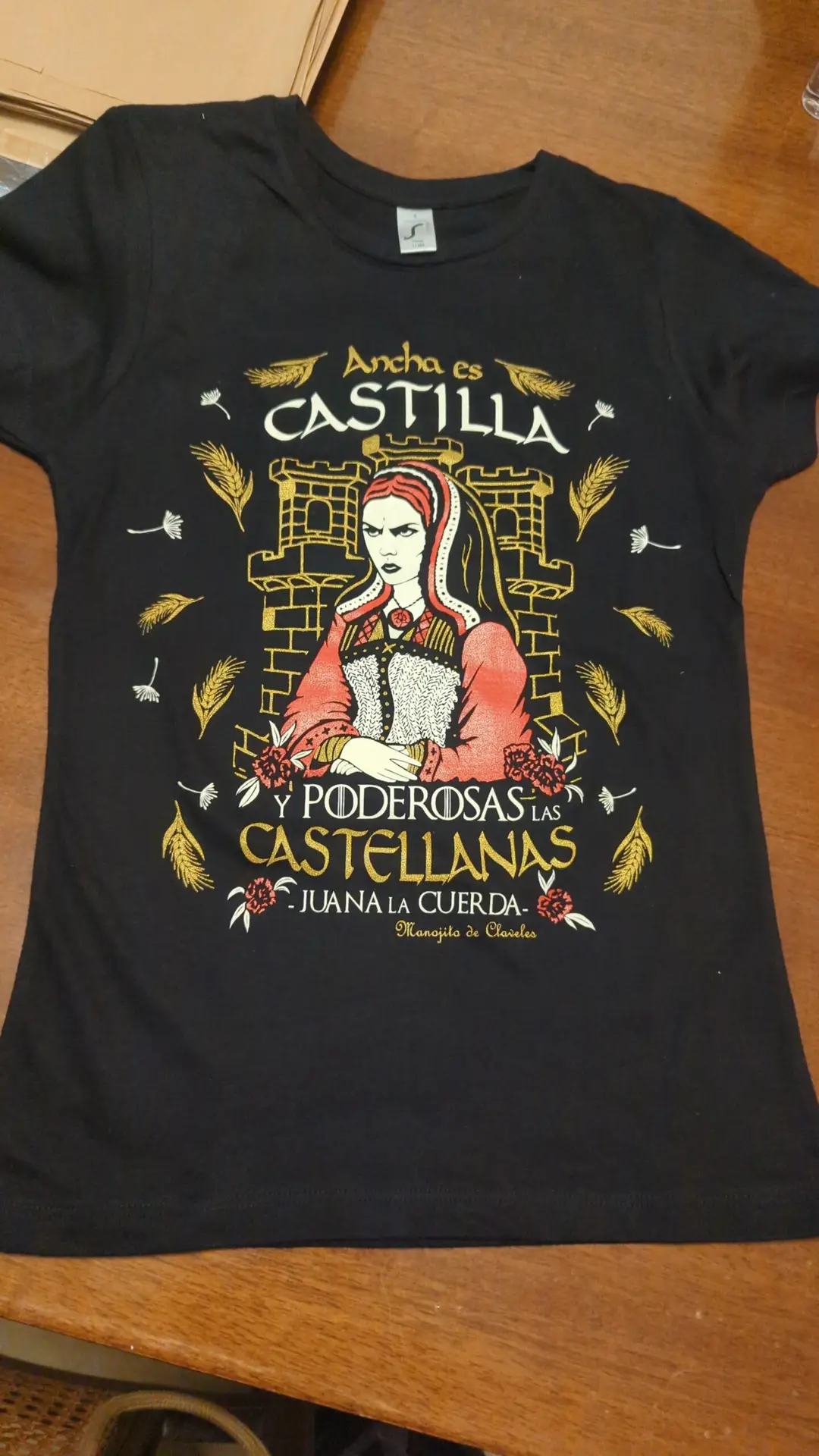 Camiseta Juana de Castilla · Fotografía del estampado Camiseta Juana de Castilla · Fotografía del estampado de Manojito de Claveles
