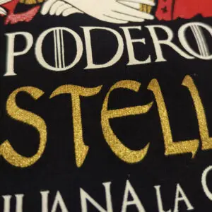 Camiseta Juana de Castilla · Detalle del lema de Manojito de Claveles