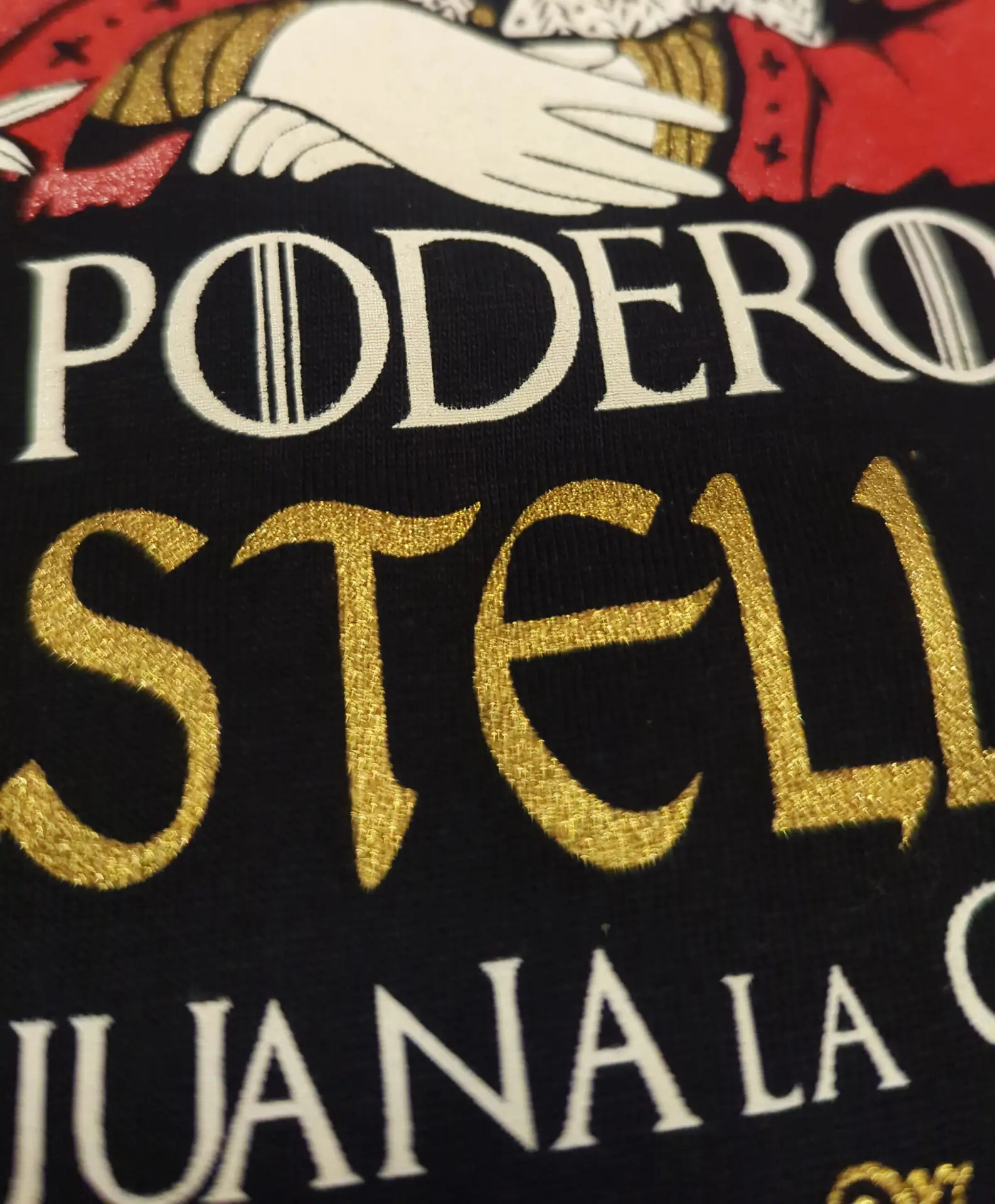 Camiseta Juana de Castilla · Detalle del lema Camiseta Juana de Castilla · Detalle del lema de Manojito de Claveles