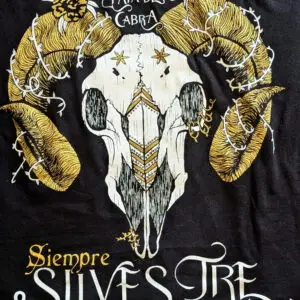 Camiseta La Cabra · Detalle del estampado de Manojito de Claveles