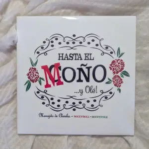 Azulejo Hasta el Moño y Olé, con letras negras y rojas y claveles
