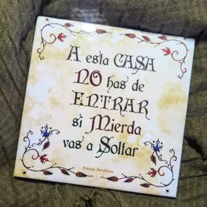 Azulejo A esta casa no has de entrar si mierda vas a soltar, de Amaya Barahona