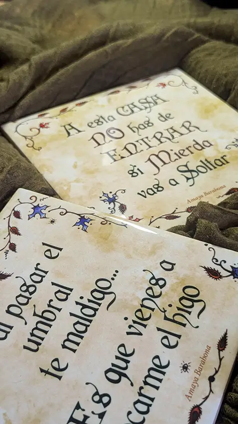 Azulejos ilustrados de Amaya Barahona fotografiados juntos