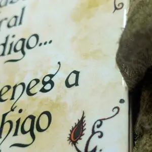 Detalle del azulejo Si al pasar el umbral te maldigo