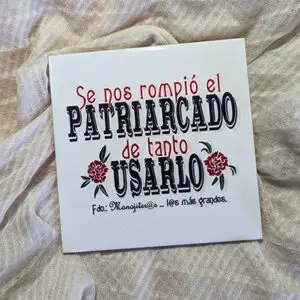 Azulejo blanco Se nos rompió el Patriarcado, fotografiado sobre tela