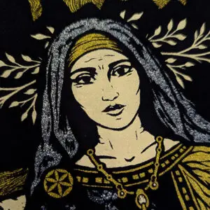 Detalle del rostro de la ilustración Urracas estampada sobre camiseta negra