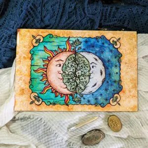 Azulejo Eclipse Sol y Luna de Amaya Barahona fotografiado sobre tejidos