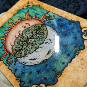 Detalle del azulejo Eclipse Sol y Luna de Amaya Barahona