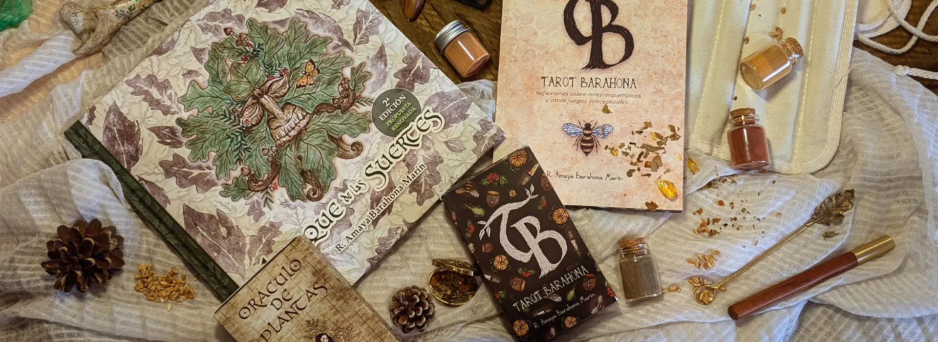 Libros y cartas ilustradas de Amaya Barahona sobre una mesa