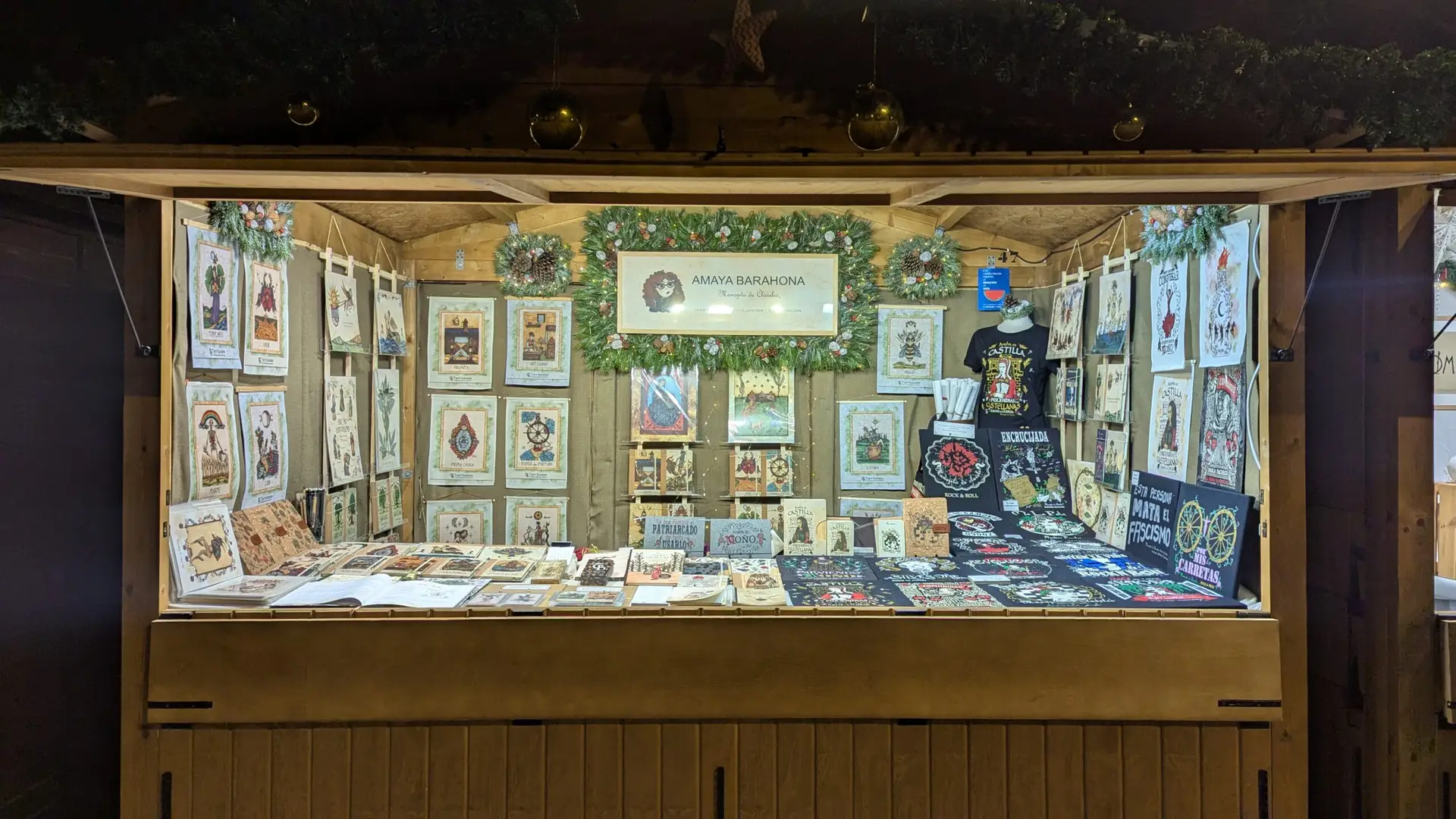 Pared de la tienda Bellotas y Claveles con ilustraciones y artesanía