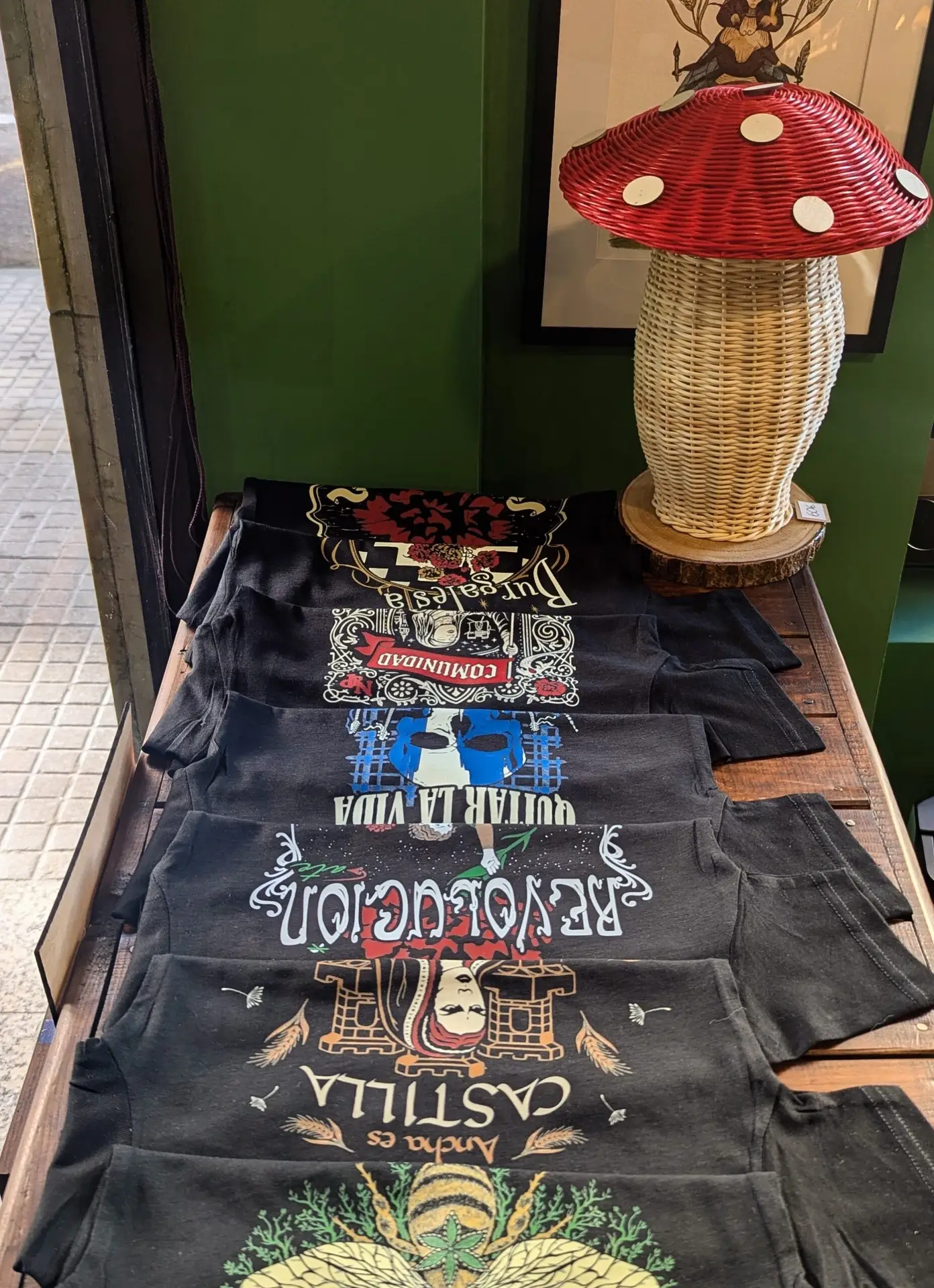 Exposición de artesanía y camisetas en el interior de Bellotas y Claveles
