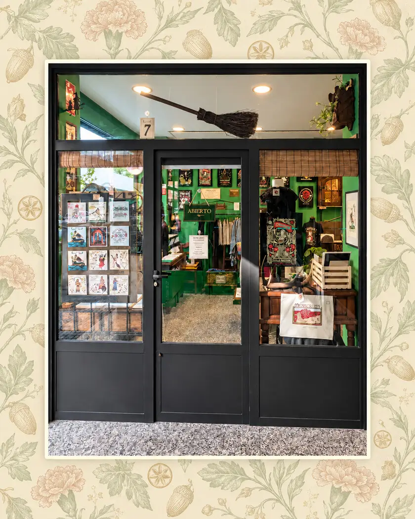 Entrada a Bellotas y Claveles en Burgos con marco de ilustración botánica