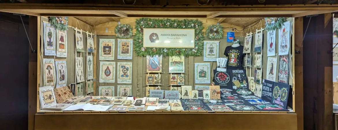 Pared de la tienda con ilustraciones y piezas de artesanía